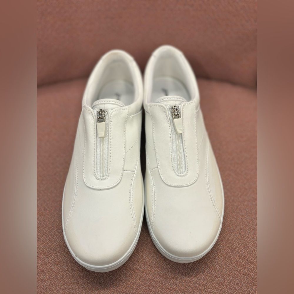 🛍️ New St. John's white leather slip on comfort zipper sneaker 8M